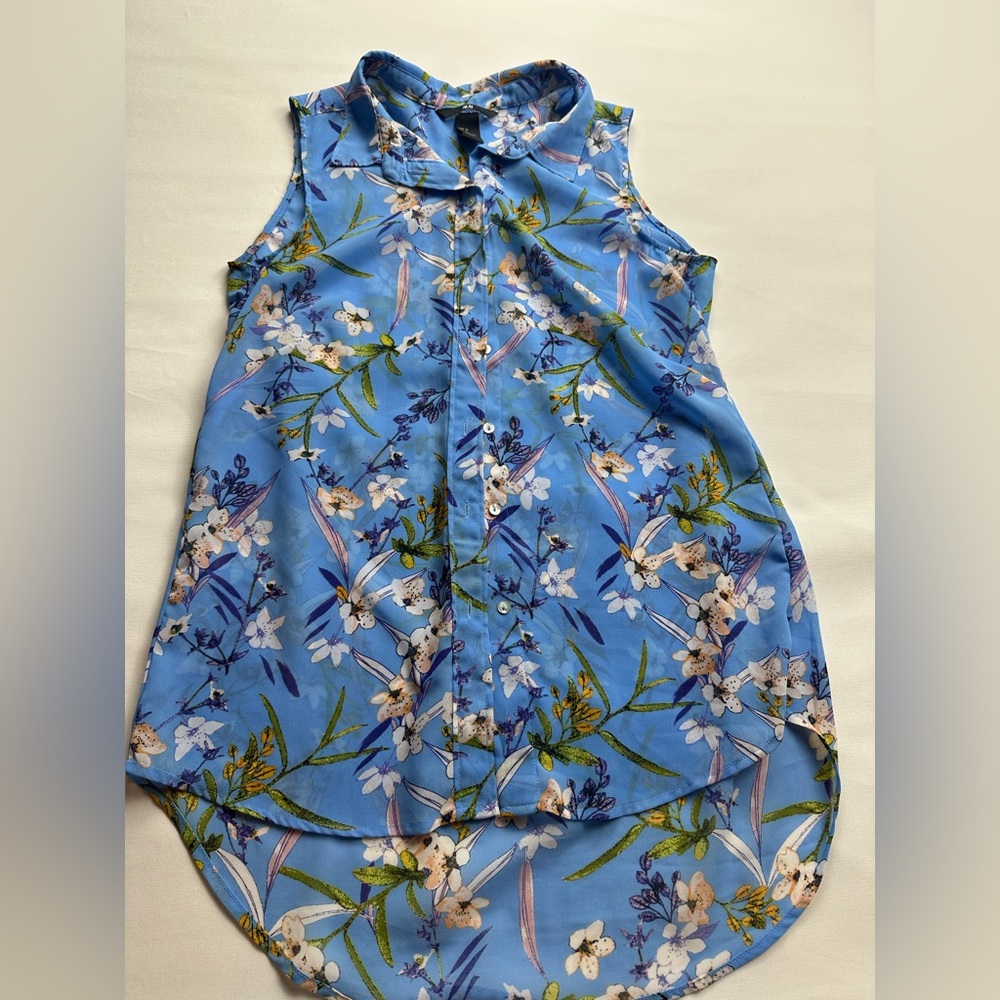 H&M sheer floral button up collared tank. Size 2